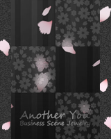 和風装飾模様の曇りガラス越しに桜の花びらが降ります。ブログ画面全体にも桜の花びらが降ります。
